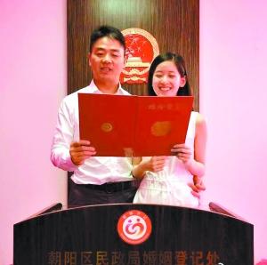 奶茶妹妹与刘强东领证结婚 曾现身医院引猜测 浮情浪子(图)