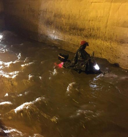 四川宜宾暴雨致多处积水汽车破浪前行 网友：又看海 www.china124.com