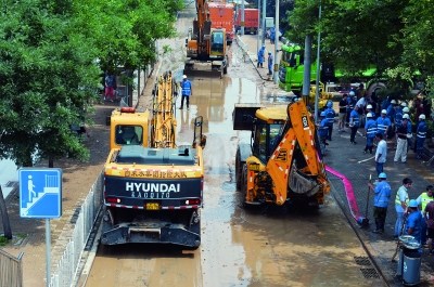 北京西直门桥水管破裂致北二环积水 一度拥堵 www.kachengnet.com(图)