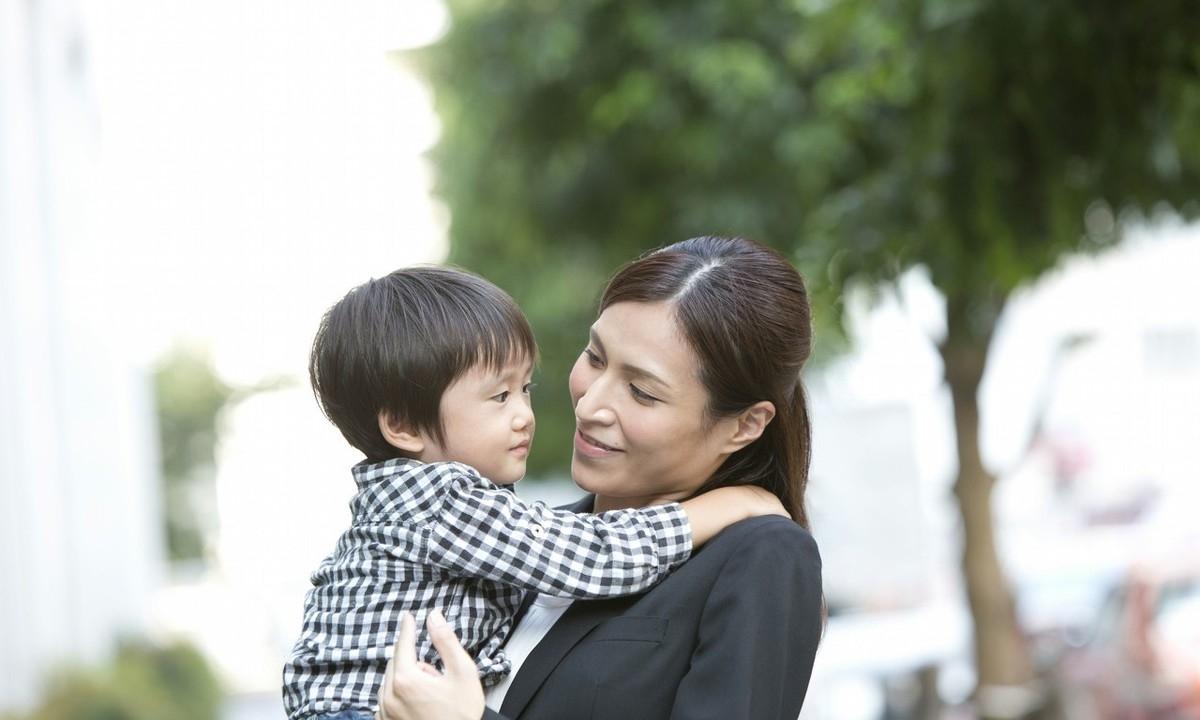 宝宝总是想要妈妈抱，该怎么办？都是什么原因导致宝宝这一行为的产生？