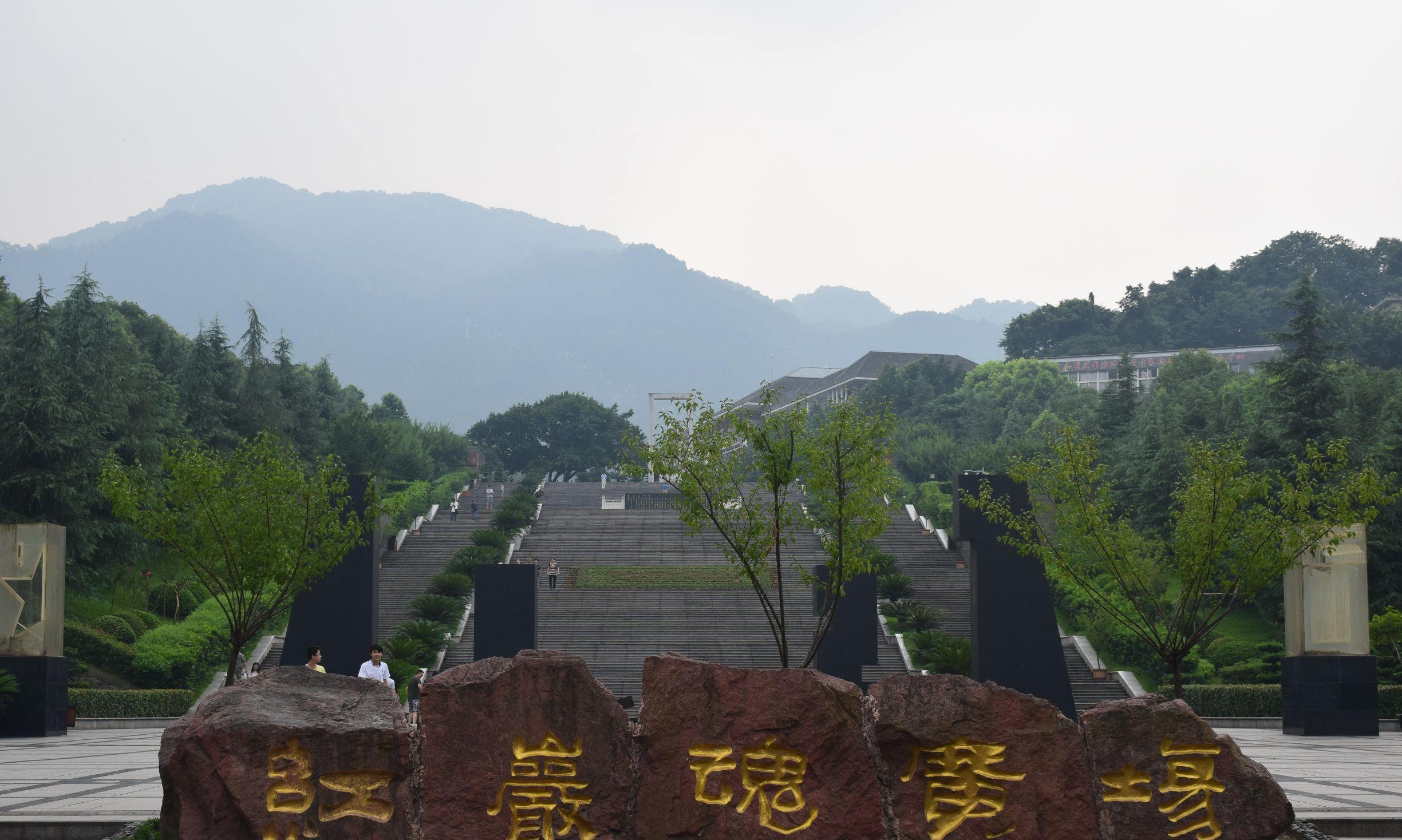 请问五一贵阳去重庆玩四天，沿途路线怎么安排，吃喝玩乐住，一行八九人？