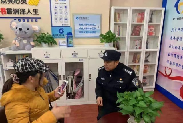 济南一女孩被绑架，孩子母亲跑到银行哭着要给绑匪转账，银行立马报警，你怎么看？