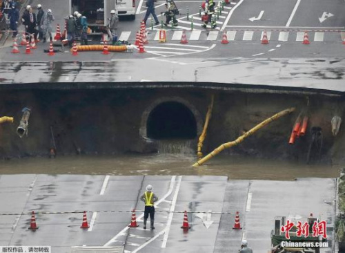 日本博多车站前道路塌方现大坑 一周后恢复通行